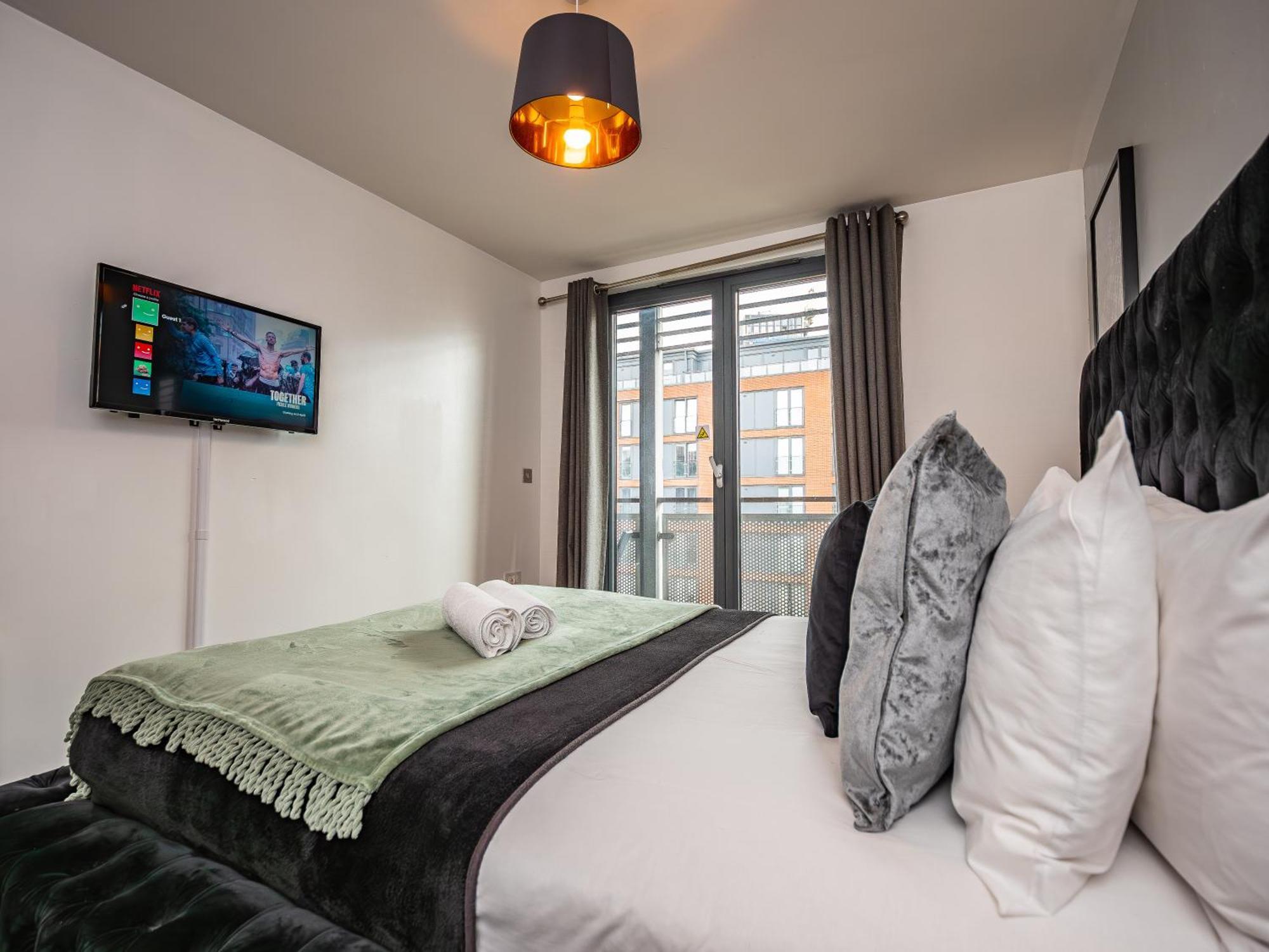 Amazing New Arcadian Centre - 1bdr - Balcony & Parking Apartment