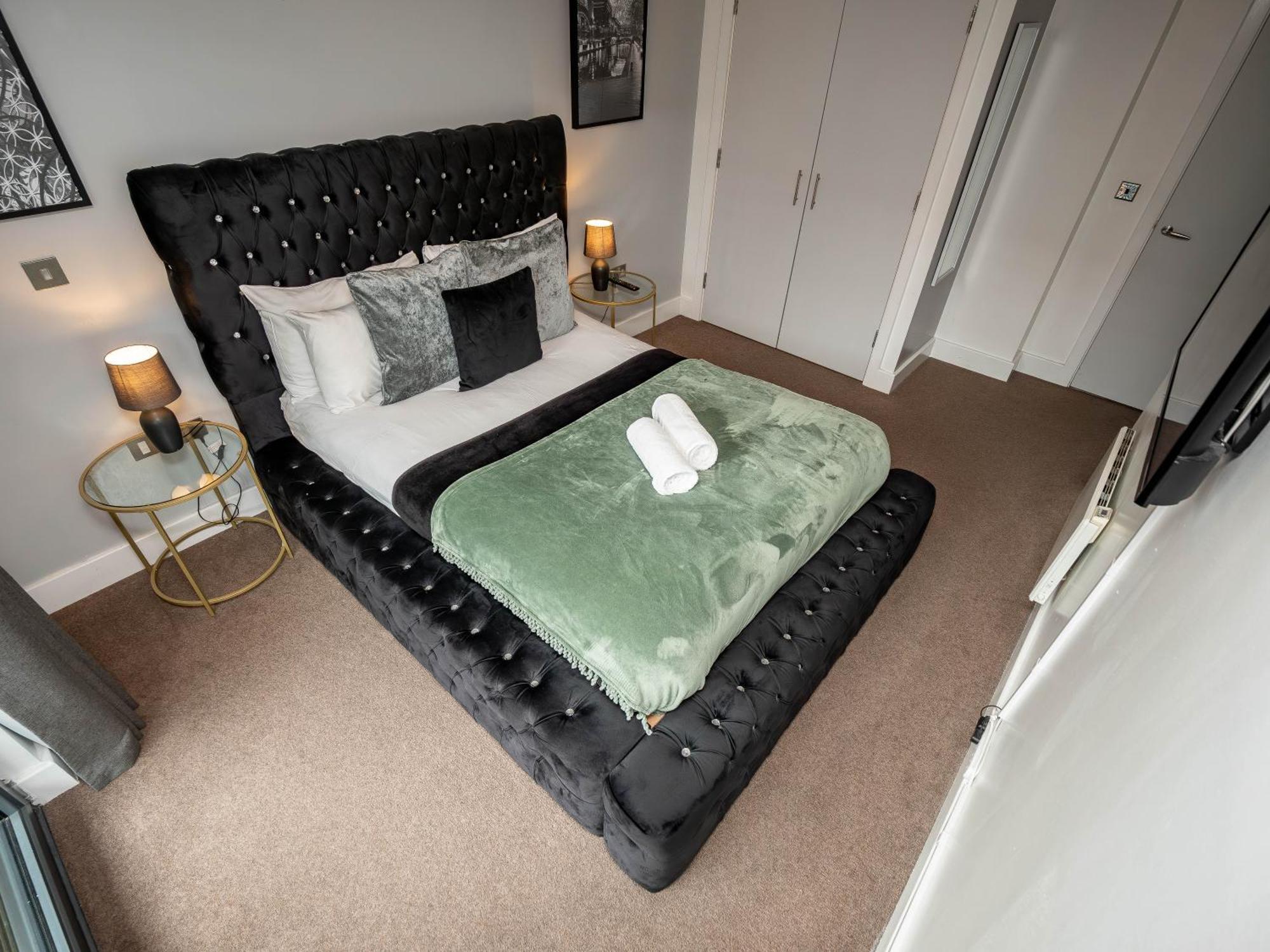 Amazing New Arcadian Centre - 1bdr - Balcony & Parking Apartment *